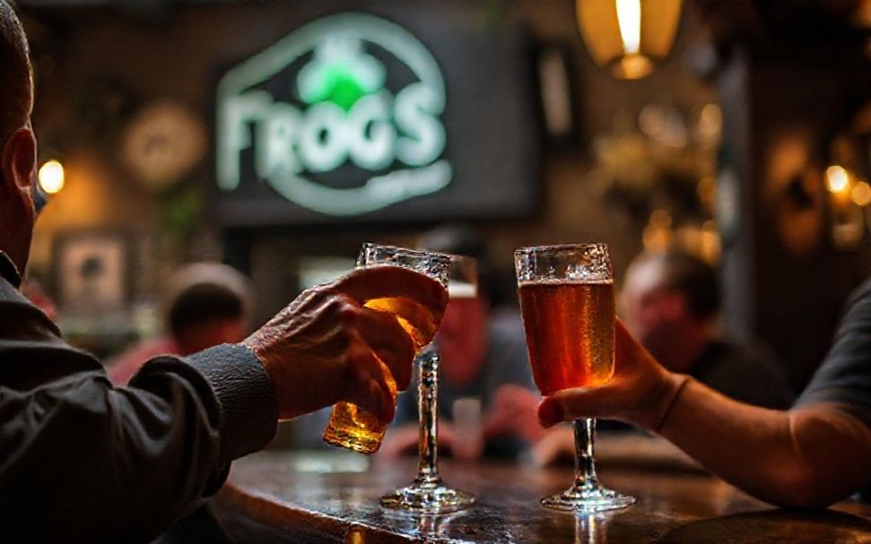 5 Ways Frogs Hole Elevates Your Pub Experience in Crawley*
